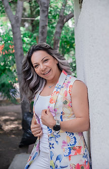 Confió en ti y en mi para acompañarte en el camino de regreso a tu esencia y que conectes con tu divinidad y el verdadero amor de tu vida experimentando un estado de paz y felicidad constante que elijas “ser genuinamente tu” siendo tú mejor compañía. Saliendo de tus pensamientos, sin hacer historias irreales que no te permiten disfrutar el regalo que es vivir en el presente. Cuando yo fui consiente de que la mayor parte de mi vida la he pasado en mis pensamientos reconocí todo aquello de lo que me estaba olvidando por vivir en el pasado recordando momentos que ya no podía cambiar y en el futuro queriendo controlar todo, hasta la forma de pensar y de ser de las personas que amo por que no tenia la capacidad de aceptarlos como son y respetar su forma de ser.
Reconozco que pase muy malos momentos por no expresar mis emociones a tiempo, llenarme de pensamientos e invalidar mis sentimientos lo que me llevo a crear historias que con el paso del tiempo se hicieron reales, como mi mejor manifestación mi hija Natalia y una de las manifestaciones mas dolorosas un matrimonio lleno de emociones negativas que me llevo a lo inevitable el divorcio situación que me orillo a tomar la decisión de re-inventarme o seguir repitiendo los mismos patrones de conducta y de relaciones.
Yo elegí el camino fácil re-inventarme sé que no fue tan rápido como yo deseaba desesperadamente, pero si es mas placentero y sostenible, para mi es la demostración de amor incondicional que tanto anhelaba del exterior, en mi proceso y hasta el día de hoy estoy siempre acompañada por mis ángeles a quienes llamo Mi corte celestial con quienes tengo comunicación directa entonces dejé de ser víctima y me hice responsable de transformarme por dentro y por fuera y de disfrutar una vida llena de paz. Quiero compartir contigo lo que yo aprendí e integre a mi vida y que me ha transformado completamente y que me ha llevado a alcanzar el éxito personal, profesional y a reconciliarme con la persona que veo en el espejo.
Deseo ser parte de tu transformación y que encuentres en mi un espacio seguro libre de juicios, expectativas y críticas donde puedas expresar lo que sientes y piensas sin miedo.