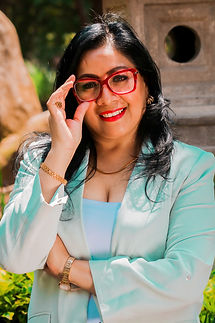 Tenemos la errónea idea de que el amor duele y de ninguna manera es y será así, no le dejes a nadie la responsabilidad de tu felicidad, amate primero tu para que puedas dar amor a los demás. No dejes que la monotonía oscurezca el panorama de tu linda vida, creemos que después de ser madre y esposa siendo tu familia tu prioridad ya cumpliste con la vida, te abandonas dejando de lado lo que te hace sentir plena, elígete a ti; se la cocreadora de tu maravillosa realidad generando desde la gratitud una vida de abundancia.
Cuando dejamos de vernos y sentirnos bonitas, porque creemos que nuestras prioridades cambiaron durante la maternidad y la vida en pareja, literal nos abandonamos, aquí estuve yo por muchos años quería dejar de verme fea y desalineada, me sentía insatisfecha casi en todos los aspectos, por un momento dejé de sentirme amada y deseada. Obviamente paso lo peor la infidelidad de mi pareja me partió el corazón en mil pedazos y obvio se fue en busca de alguien que luciera mejor que yo.
Fue cuando mis ganas de salir adelante por mis propios méritos afloraron desde dentro de mí, como si se rompiera un capullo para dejar salir a esa mariposa hermosa dispuesta a volar por nuevos horizontes, logre convertir la venganza, la amargura y el desamor en energía para satisfacer esa faceta de mujer independiente, descubriendo la mejor etapa de mi vida la reinvención a mis 50 años, haciendo lo que por fin tenía muchas ganas de hacer, verme y sentirme plena en todos los aspectos de mi vida.