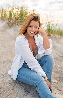 Frecuentemente pienso en todas las personas que en este momento de su vida piden un poco de empatía, en un mundo donde aparentemente todas las personas parecieran estar felices y viviendo una vida perfecta todo el tiempo. Se nos ha olvidado que también somos vulnerables a tener días difíciles, que nos retan a batallar con esas emociones que no se sienten tan bien pero que son parte inevitable de la vida.
En nuestro afán constante por ser aprobados por la sociedad, preferimos ocultar situaciones para no sentirnos juzgados o rechazados. Situaciones que a pesar del tiempo y de evadir cualquier pensamiento que nos lleve a sentir culpa, vergüenza, tristeza o desilusión, pareciera que siempre nos recordará que tenemos que cambiar algo en nuestro presente, para transformar la perspectiva de ese pasado que todavía duele.
Es importante que hagamos paz con la idea de estar a solas con nosotros mismos y de disfrutar de nuestra propia compañía, porque de lo contrario podemos llegar a conformarnos con personas que no nos hacen felices o con trabajos que nos gustan. Pero, ¿Cómo empezar si pareciera que nuestro peor enemigo fuésemos nosotros mismos?
Trabajar en el amor propio va mucho más allá de las prácticas de autocuidado. Amarte es trabajar en tu interior, en sanar heridas, en tomar las mejores decisiones desde una conciencia despierta, también es poner límites, decir no cuando no quieres algo y salir de lugares donde debes ser nadie para quedarte. Crear una relación basada en amor, confianza y respeto contigo mismo sanará las relaciones que tengas con tu cuerpo, con tu pareja, con tu familia, con tus amigos y en tu trabajo.
Sé exactamente cómo se siente esa presión en el pecho que no nos deja respirar, y es ahí, desde ese lugar, donde nuestra alma está reclamando a gritos lo que le pertenece en este mundo lleno de oportunidades y sueños por cumplir.