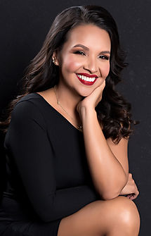 If you want coaching in english please go to: https://www.sherpacertification.com/luzcampos-en
Mi paso de Niña a Mujer no fue el más agradable- entre sangrados y dolores menstruales intensos debido al síndrome de ovarios poliquísticos aquello fue un calvario total y según los médicos, mis óvulos no eran de buena calidad para quedar embarazada. Sin duda, Dios tenía otros planes y se que siempre son perfectos... y entonces me sorprendió con mi primer bebé a mis 22 años.
9 años después de dar a luz por cesárea a mi primer hijo, perdí mi ovario izquierdo a raíz de los quistes y desde entonces mi vida ya no fué la misma. Sin embargo, mi hijo deseaba un hermanito y con Fé en Dios pedimos por él. Y Dios nos concedió tan hermoso deseo...
Recuerdo tan bien el día en que mi vida cambió por completo.
9 meses después al despertar de mi segunda cesárea la enfermera que me cuidaba dijo: Bienvenida a la vida! Tuvimos que someterte a una histerectomía parcial de emergencia. Perdiste tú Útero, pero estás viva!! Sangraste demasiado, desafortunadamente, no pudimos limpiar la Endometriosis por completo, te tuvimos que suturar dejando células y tejidos restantes... eres todo un milagro! Estas muy débil- Descansa!
Recuerdo sentirme tan sola, vacía, débil, con mucho dolor físico, mental, moral y emocional. Sin esperanzas, victimizada, triste, cansada y literalmente quebrada en pedacitos. Yo era un hermoso desastre hormonal (pre-menopausia temprana a mis 31 años), 50 lbs de sobrepeso, dolores de espalda intensos, colesterol alto, sistema Inmune y nervioso por el piso tanto así que el virus del Herpes Zoster despertó en mí de una manera brutal y solo vino a empeorar mi situación. Y fué entonces que me aferre a lo único que me quedaba- mi FE CIEGA E INQUEBRANTABLE! Pedí a Dios por un milagro, una respuesta a mis oraciones... Y aunque tomó tiempo, estoy inmensamente agradecida con los resultados.
Reconocerme como la niña favorita de Dios me ha permitido responsabilizarme de mi vida, mi salud, mi felicidad y mi brillo. Transformar mi perspectiva de la vida, transmutar mis heridas, hacerle justicia y honrar la energía de mi Útero y mi ovario, despertar mi amor propio, amar mi sombra, perdonarme radicalmente, desarrollar una profunda autocompasión y agradecimiento aún por el dolor. Buscar y no parar hasta encontrar las herramientas para poner mis piezas rotas juntas de nuevo. Brillar con Luz propia, inspirar y animar a otras mujeres a hacer lo mismo.
Mujer encantadora, si sientes que ya es hora de transformarte y regresar a casa... de regresar a ti, a tu centro, a tu esencia- Será un honor y un placer para mí acompañarte e iluminar tu camino.