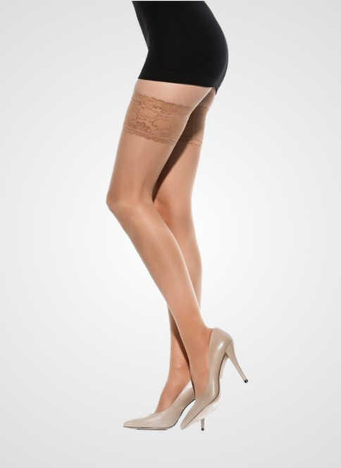 Samostojeće čarape glatkog tkanja uravnotežene kompresije. Silikonski umetci osiguravaju ugodu prilikom nošenja, uz elegantan izgled čipke.