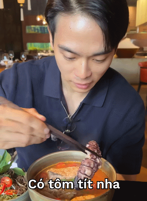 Cận cảnh tô bún riêu có giá 700.000 đồng được phục vụ trong một nhà hàng cao cấp ở quận 1, TPHCM