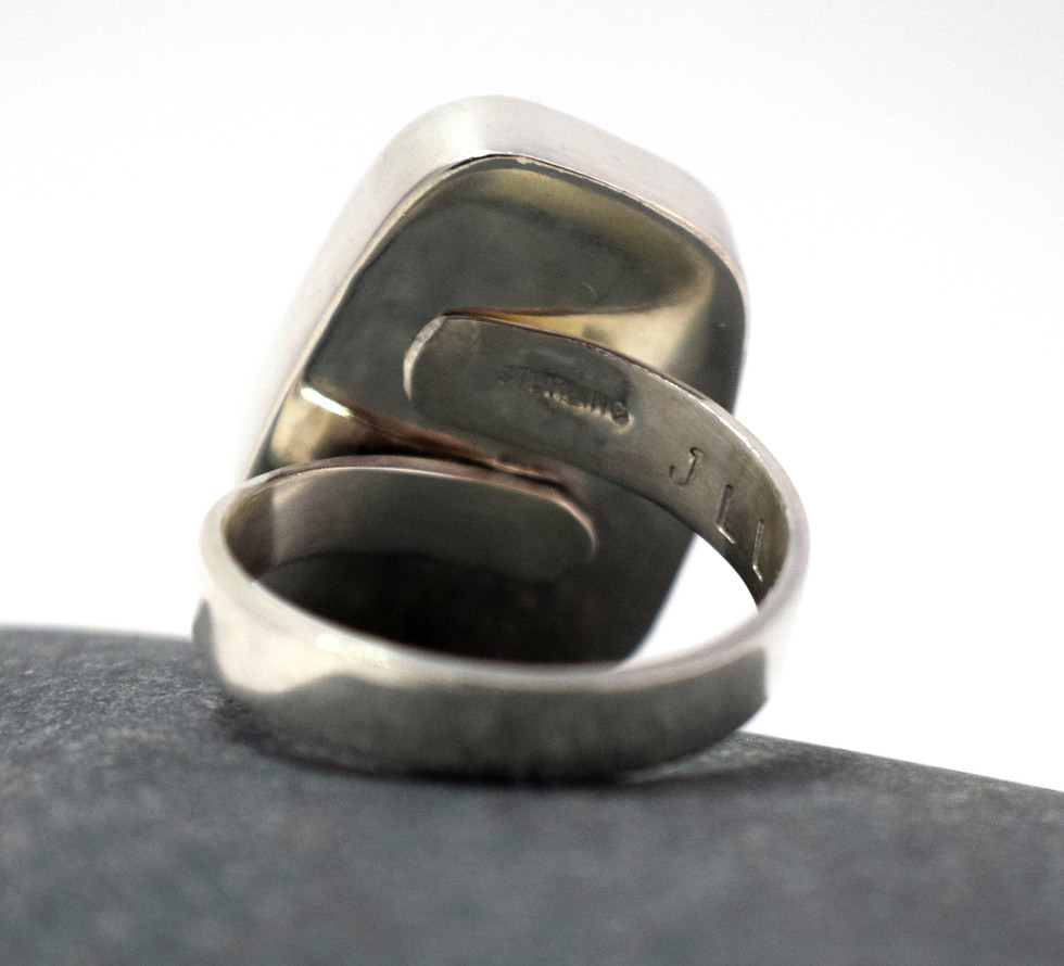 Thumbnail: White and Black ring
