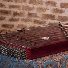 Trouvant ses origines dans l’antiquité mésopotamienne, le santour iranien est l’ancêtre d’un grand nombre d’instruments basés sur le principe des cordes frappées et autres cithares sur table.