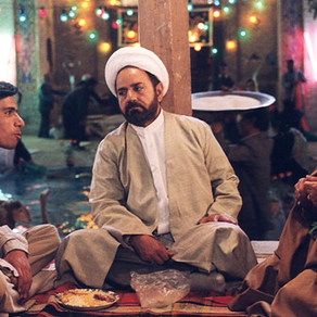 Sorti en 2004 en Iran, Marmoulak (signifiant « Lézard ») est une comédie dramatique qui a marqué le cinéma iranien par son audace et son humour corrosif.