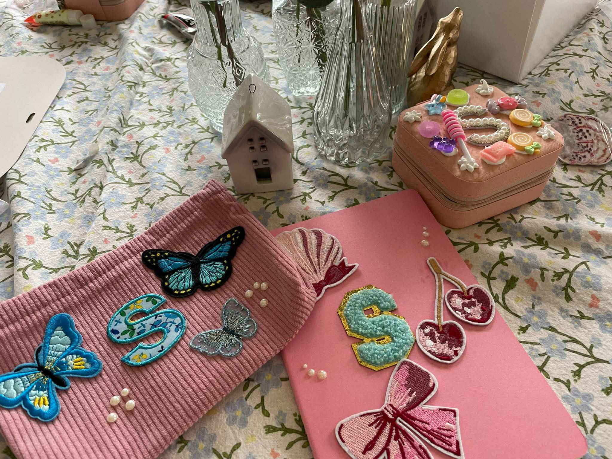 A group photo of kids personalised crafts including a notebook, personalised makeup bag and personalised mini jewellery box