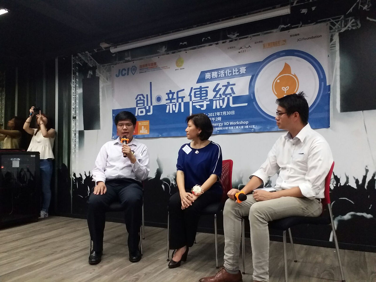 與格魯吉亞葡萄酒協會亞洲主席黃靜綺討論