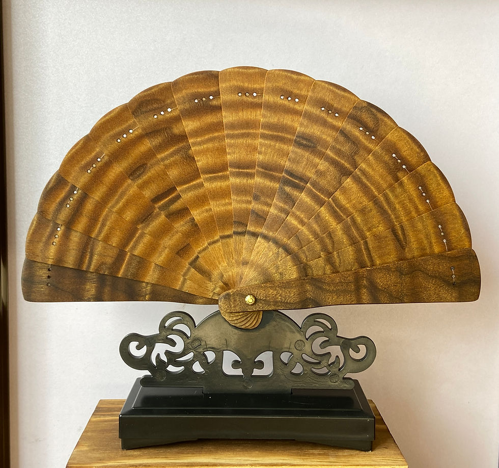 サムネイル： 老料土沉金絲楠波浪紋木扇 (Earth-Sinker)Aged Golden-threaded Nanmu Wooden Fan
