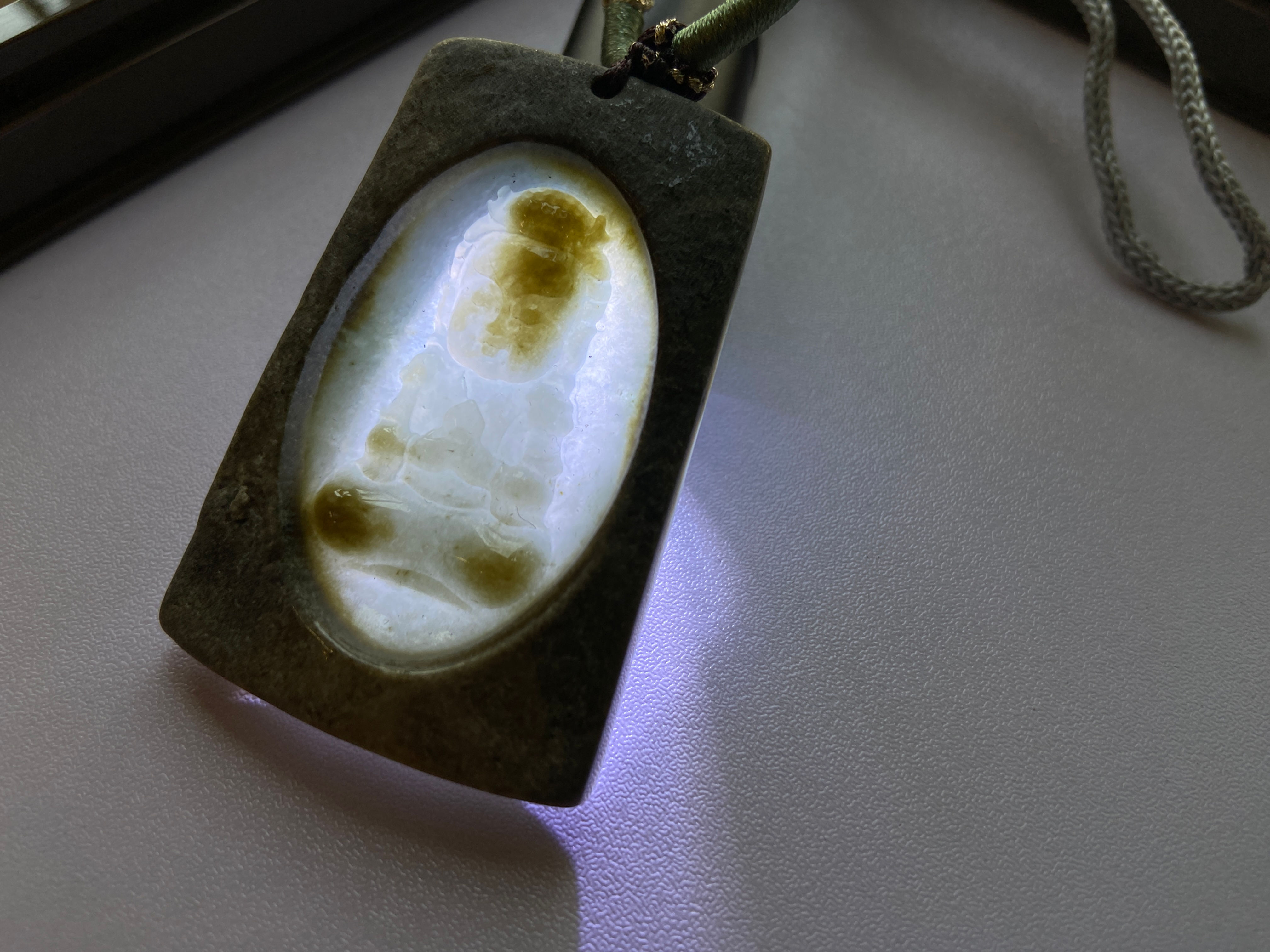 清涼尊貴之選-翡翠原皮手工雕刻寶寶佛牌 Hand-carved Raw Jadeite Buddha Pendant