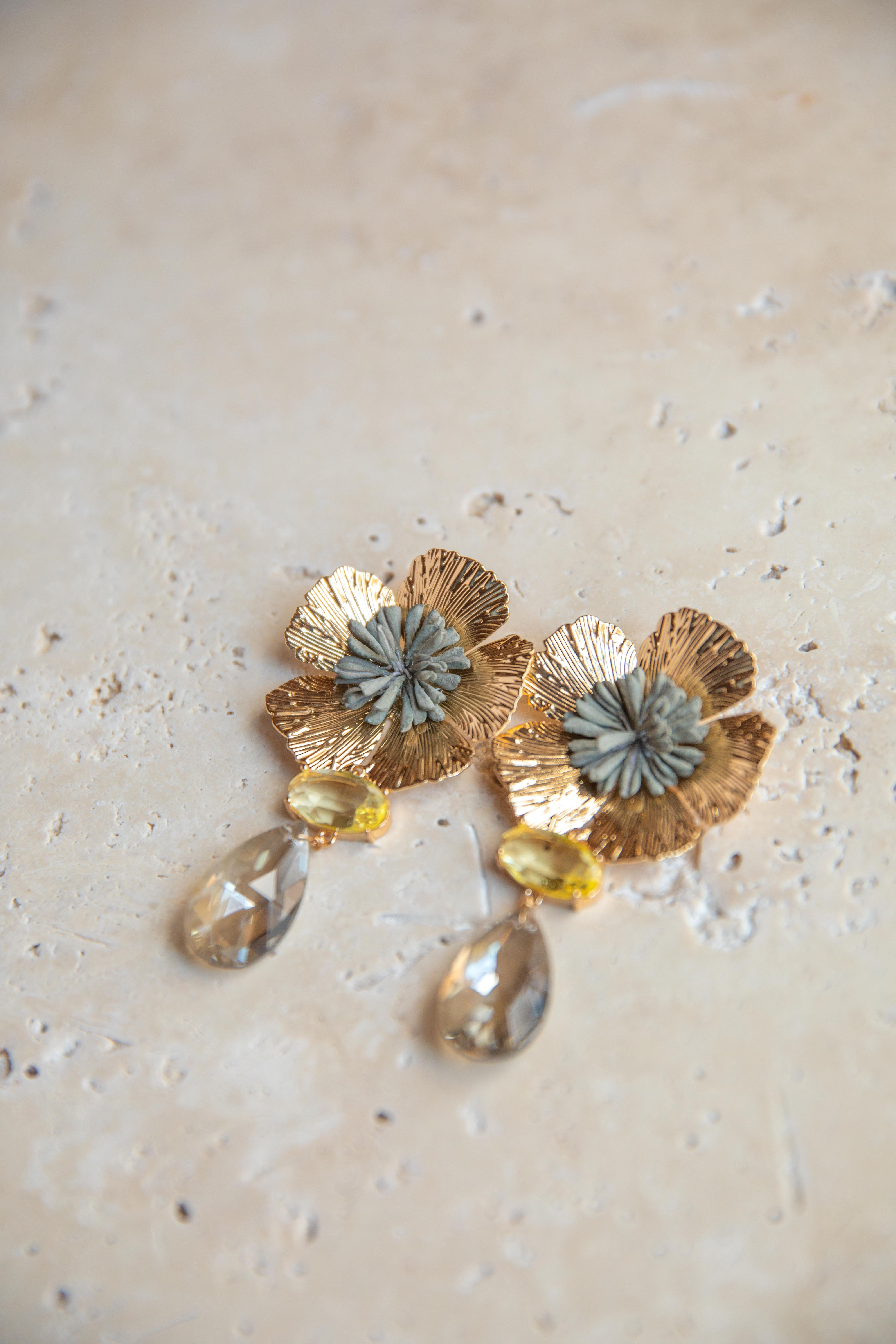 BLOOM NIQUE OORBELLEN | BEIGE