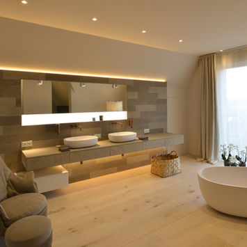 Bad, Badezimmer, Muschelkalk, Muschelkalk Memphis, Fliesen, Natursteinfliesen, Fenster, Waschbecken, Keramik, Edelstahl, Heizung, Spiegel, Bodenplatten, Bodenbeläge Natursteinplatten, Wanne, Badewanne, Sessel