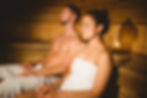 Paar entspannt in der Sauna: Wellness und Erholung