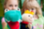 Zwei Mädchen mit Handpuppen: Krokodil und König im Familotel Sonnenhügel