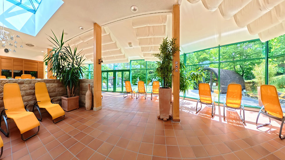 Ruhebereich mit Liegestühlen, Saunalandschaft im Hotel Sonnenhügel