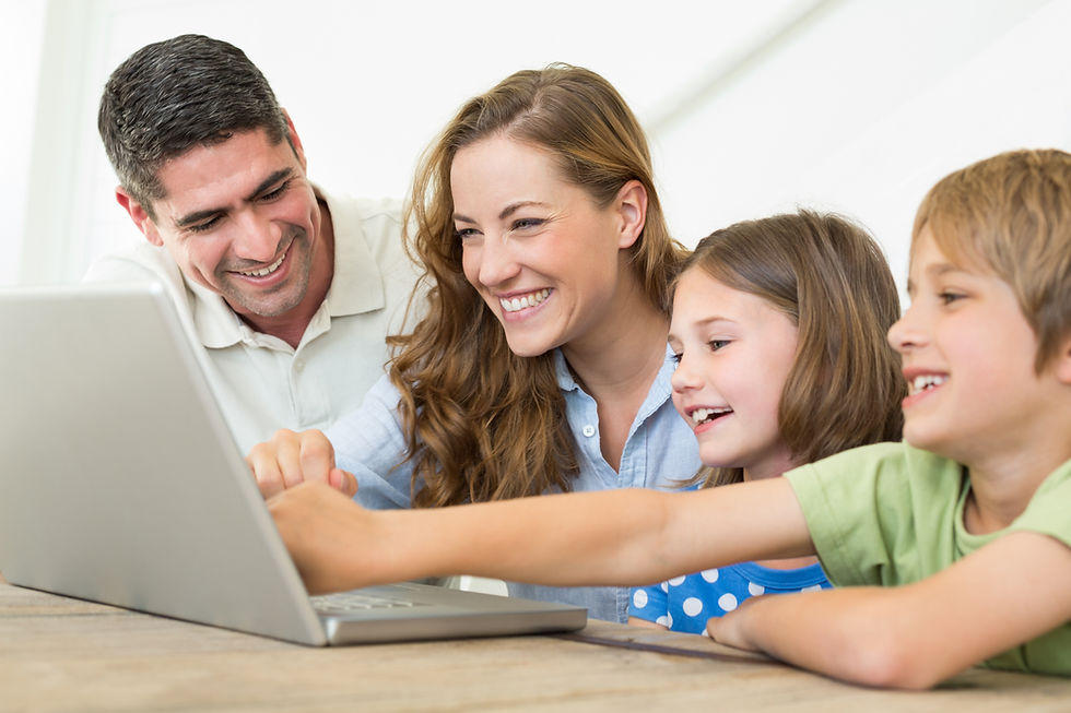 glückliche Familie schaut Laptop an