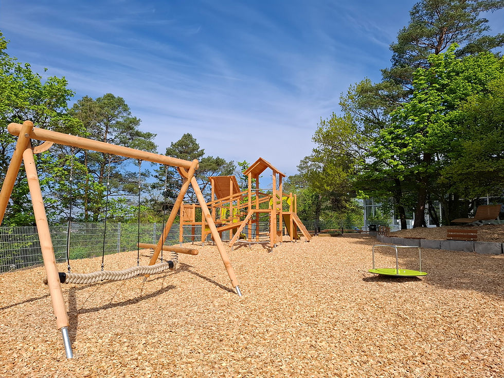 01-aussen-spielplatz-familotel-rhoen.jpg