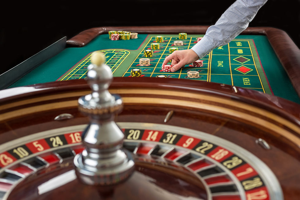 roulette-und-stapel-von-glucksspielchips-auf-einem-grunen-tisch-im-casino.jpg