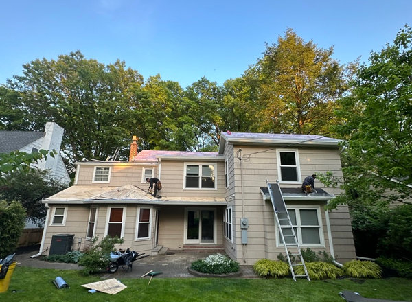 Emergency roof repair crew at work in Wallington NJ