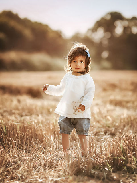 gorgeous-little-girl-walking-in-wheat-field-in-Leicester.jpg