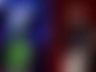 Montagem com duas fotos. À esquerda, um papagaio verde está em primeiro plano, posando diante de amplificadores e da logomarca metálica do Foo Fighters em uma parede ao fundo. À direita, o músico Dave Grohl, vocalista e líder do Foo Fighters, aparece tocando guitarra branca e cantando em um microfone durante um show, com iluminação avermelhada no palco.