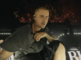 Justin Bieber relembra primeiros sucesso da carreira e faz história no Coachella 2026
