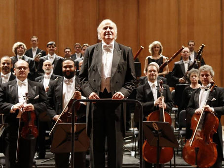 Orquestra Petrobrás Sinfônica com o maestro à frente