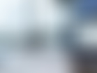 Fatura de energia elétrica com TUSD e TUST sobre mesa corporativa com dashboard de gestão ao fundo