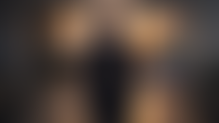 Executivo diante de dois caminhos representando ACR e ACL no mercado de energia elétrica