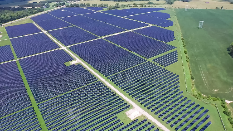 Usina solar fotovoltaica em larga escala com módulos organizados em campo de geração renovável