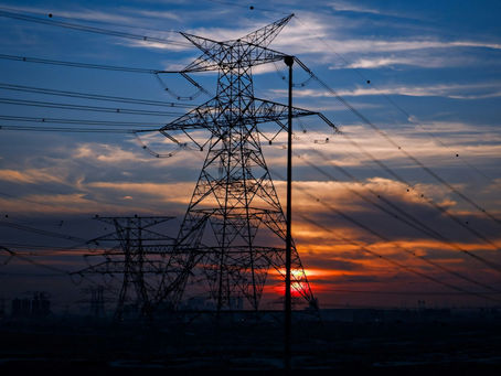 Torre de transmissão de energia elétrica, representando a infraestrutura necessária para o fornecimento eficiente e contínuo de energia renovável e otimizada.