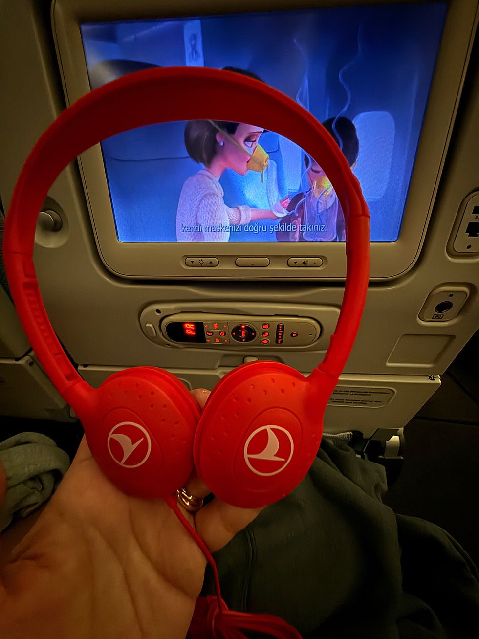 トルコ航空のヘッドフォンは赤くてかわいい
