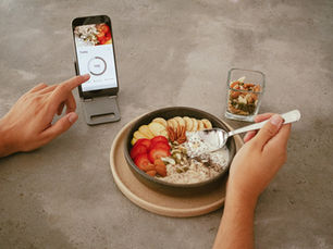 Graphic showing how GLP-1 quiets food noise and reduces cravings