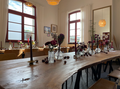 Festlich gedeckte Tafel im Eventraum: Herbstliche Dekoration
