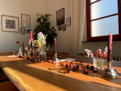 Festlich gedeckte Tafel mit Kastanien und Blumen