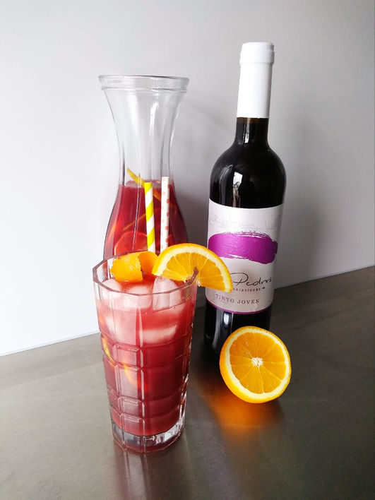 Erfrischender Rotwein-Sangria mit Orangen