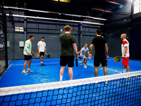 A group of people learning to become a padel coach
