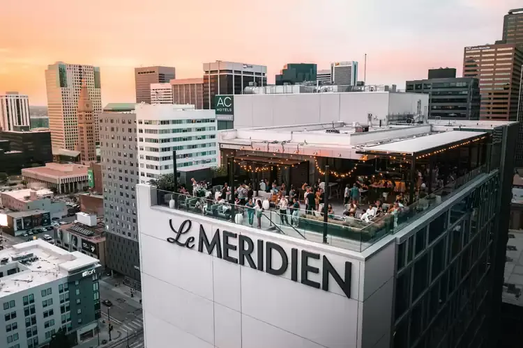 Rooftop bar con vista de Denver
