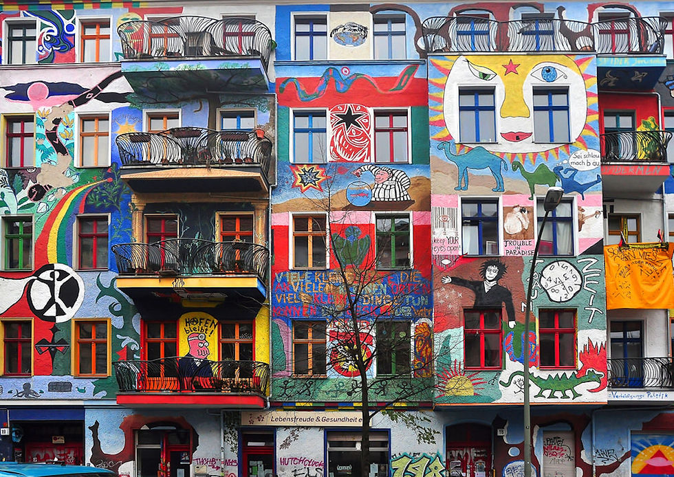 Bunte Street Art in Berlin, die die kreative und lebendige Kunstszene der Stadt widerspiegelt.