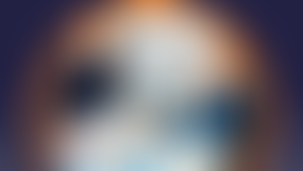 2 Menschen sitzen am Schreibtisch über Graphiken, im Hintergrund ein Laptop