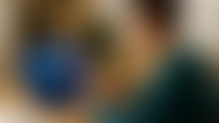 Studierender am Schreibtisch tippt auf seinem Laptop, auf dem ‚Microsoft 365 Education‘ mit den Icons von Word, Excel, PowerPoint und Teams zu sehen ist.