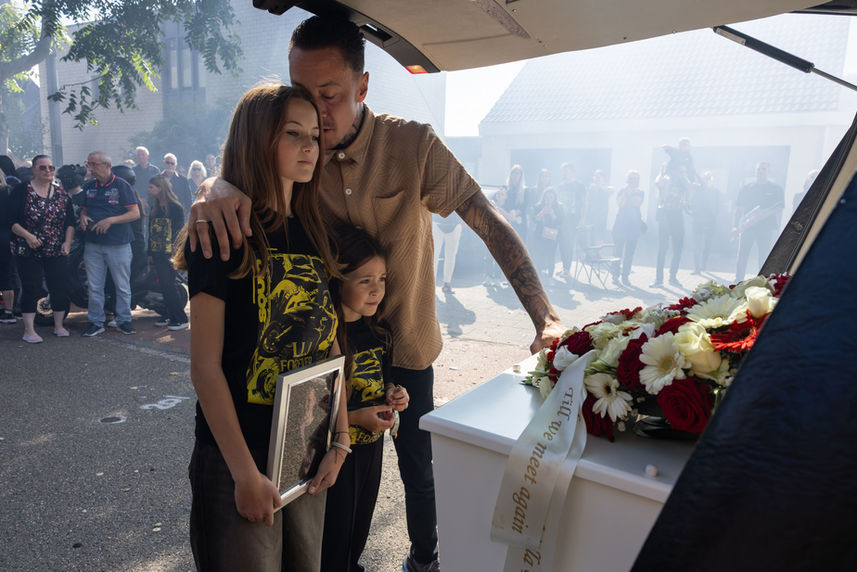Uitvaartfotograaf Limburg legt troostende hand op schouder vast