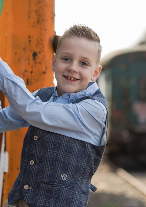 lentefeest fotoshoot kind lachend in natuur