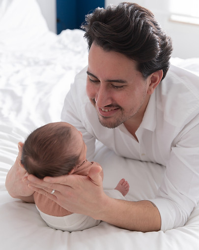 Papa kijkt naar baby