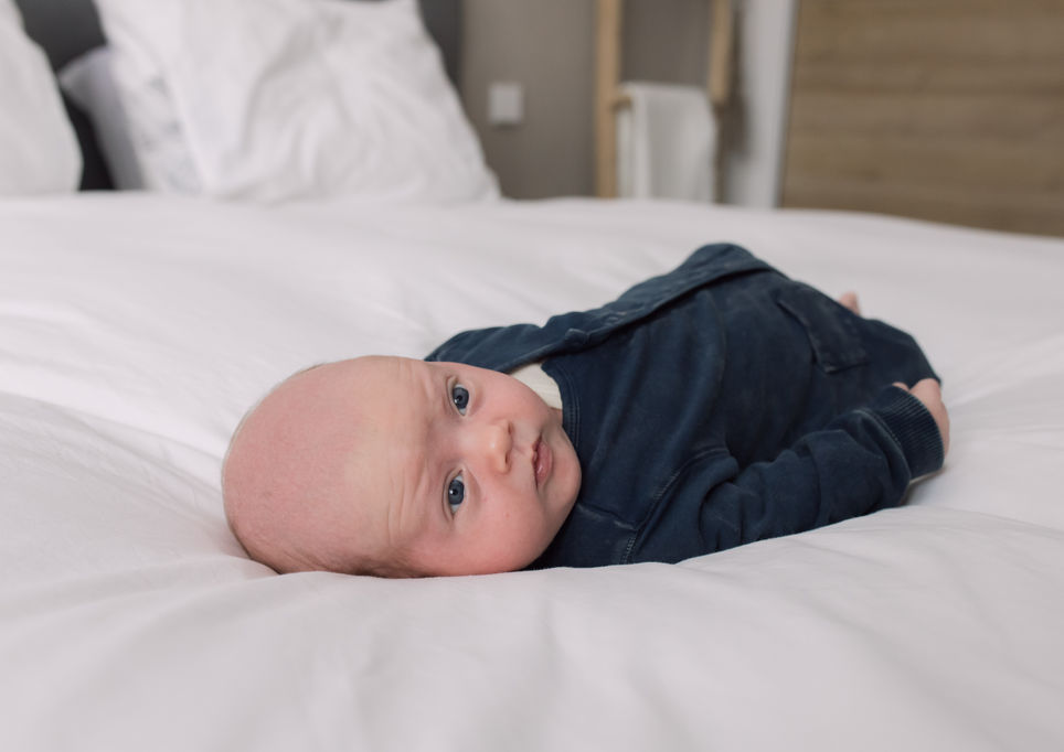 baby handje vastgehouden door ouder tijdens newbornshoot