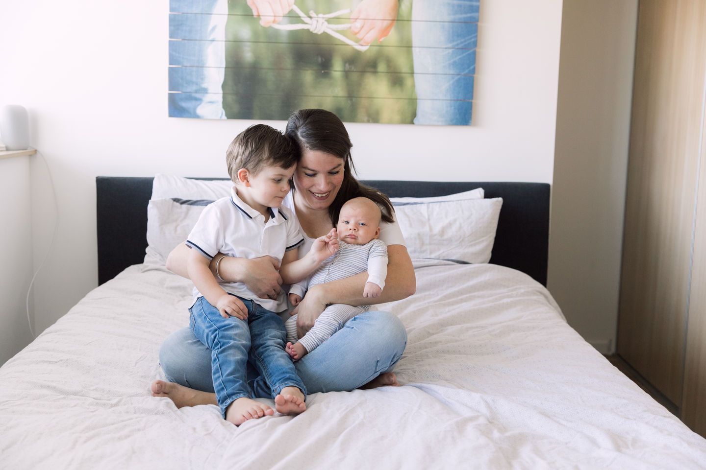 newborn lifestyle shoot aan huis Limburg baby met moeder