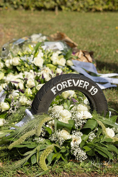 Uitvaartfotografie Limburg – bloemstuk en kaarsen tijdens een afscheidsceremonie