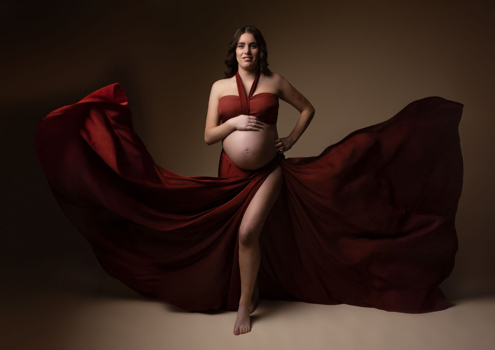 Emotioneel moment tussen aanstaande ouders tijdens zwangerschapsshoot