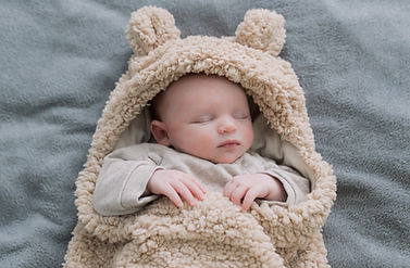 baby handje in hand van moeder