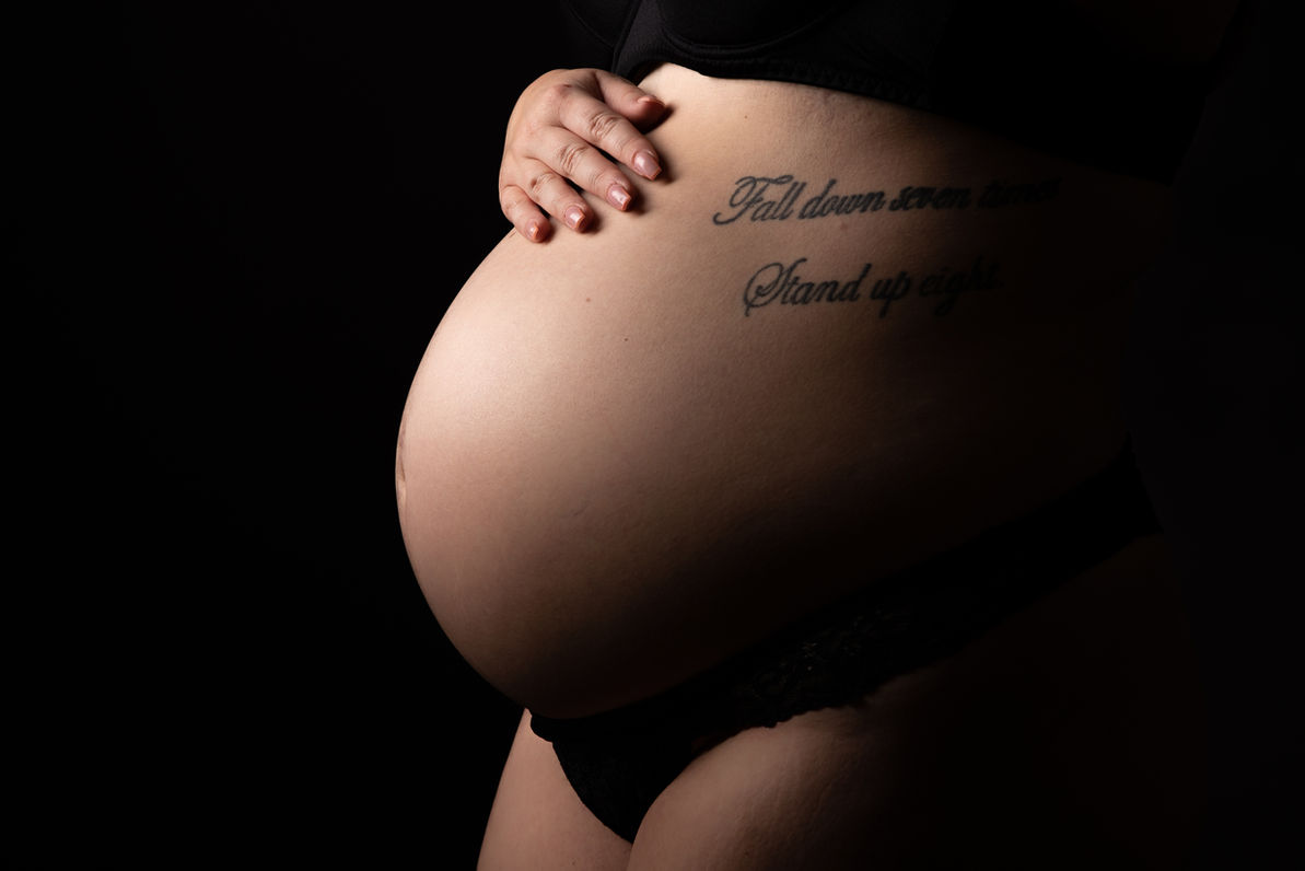 Professionele zwangerschapshoot in studio met elegante styling