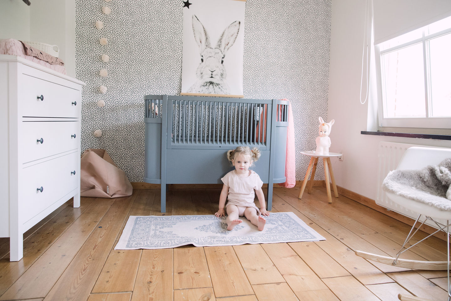 Spelen bij de wieg tijdens een newbornshoot thuis